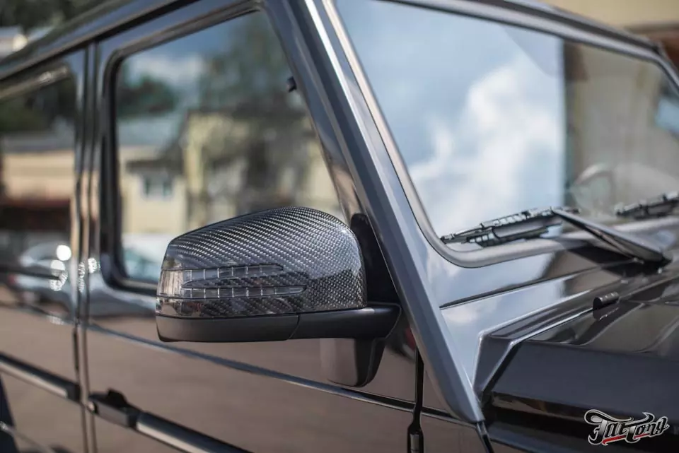 Mercedes G63. Ламинация зеркал карбоном под глянцевым лаком.